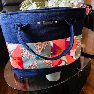 Bolso de mano grande de mezclilla con bandolera y patrón acolchado en el frente con botones cosidos