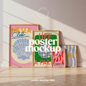 Puede incluir: Un conjunto de carteles enmarcados con diseños coloridos. Uno muestra una concha y el texto "The Sea Club". Otro muestra una bola de discoteca y las palabras "Life, A Part". Otros carteles muestran chiles y rayas azules.