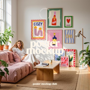 Può includere: Un soggiorno con un divano rosa, un tavolino in legno e diverse stampe artistiche incorniciate. L'arte include illustrazioni colorate con testi come "COZY" e "CIAO". Piante e una lampada da terra completano l'arredamento della stanza.