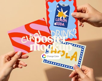 Op de afbeelding: Drie kleurrijke poster-mockups worden tegen een neutrale achtergrond gehouden. Eén heeft een rood en roze golvend ontwerp met de tekst "CIAO!". Een andere heeft een blauwe frisdrankblik-afbeelding met de woorden "LEMON SODA" en "DRINK?". De derde zegt "HOLA".