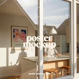 Puede incluir: Un póster enmarcado con un diseño de arte moderno de dos caras besándose se exhibe en una habitación bien iluminada. El póster está etiquetado como "MODERN LOVE". La imagen se ve a través de una puerta de vidrio con el texto "poster mockup" y "poster mockup club".