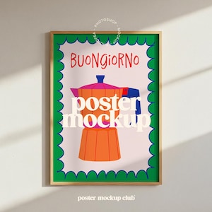 Può includere: Un poster incorniciato con un'illustrazione colorata di una caffettiera. Il poster presenta la frase italiana "Buongiorno" in rosso e le parole "poster mockup" in bianco. La cornice è in legno e il bordo è verde.
