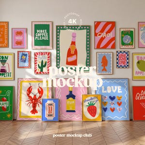 Könnte beinhalten: Eine Sammlung rechteckiger Wandposter mit farbenfrohen grafischen Illustrationen, darunter ein Hummer, eine Erdbeere, eine Rumflasche, eine Champagnerflasche und verschiedene textbasierte Designs wie Ciao, Love und More Coffee Please.