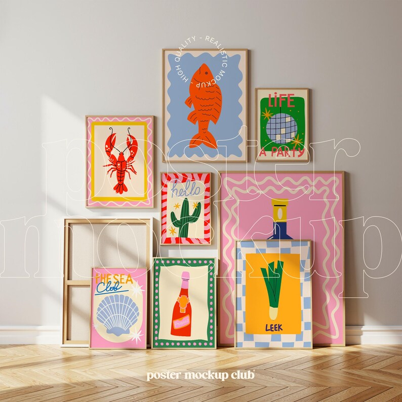 Peut inclure: Plusieurs impressions d'art encadr&eacute;es avec des illustrations color&eacute;es. Les impressions incluent un homard, un poisson, un cactus, une bouteille de champagne, une boule disco, un poireau et un coquillage. Le texte "THE SEA Club", "hello", "LIFE A PARTY", et "LEEK" sont visibles.