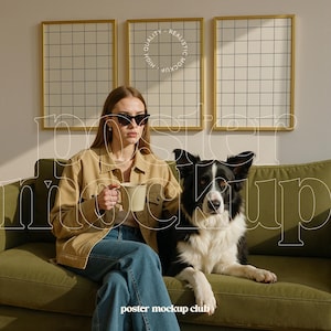 Pu&ograve; includere: Una donna con occhiali da sole e una giacca marrone &egrave; seduta su un divano verde con un cane bianco e nero. Tiene in mano una tazza bianca. Ci sono due poster incorniciati sul muro dietro di loro.