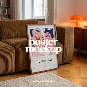 Puede incluir: Un póster enmarcado con las palabras "poster mockup" en una fuente estilizada. El póster presenta una ilustración de dos figuras abrazándose, con las palabras "MODERN LOVE" y "All you need is love" debajo. El póster está apoyado contra un sofá de pana marrón.