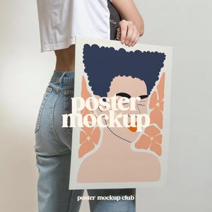 Frau hält Rahmen Mockup, Kunstwerk Rahmen Mockup, Funky Rahmen Mockup, Stilvolles Poster Mockup, Verspieltes Rahmen Mockup, Ästhetischer Rahmen Mockup
