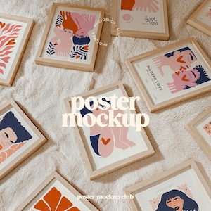 Könnte beinhalten: Eine Sammlung gerahmter Illustrationen mit verschiedenen Designs, darunter abstrakte Formen, florale Muster und Figuren. Die Rahmen sind alle aus Naturholz gefertigt und haben eine hellbraune Oberfläche. Die Illustrationen sind alle im modernen Stil gehalten und zeichnen sich durch leuchtende Farben aus. Die Rahmen sind auf einer weißen, flauschigen Oberfläche angeordnet.