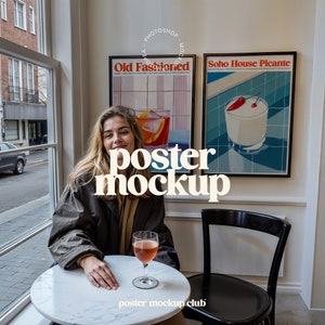 Maqueta de póster con persona, maqueta de marco de obra de arte, mujer con póster, maqueta de póster de cafetería, marco doble, maqueta de marco de fotos, The Poster Club