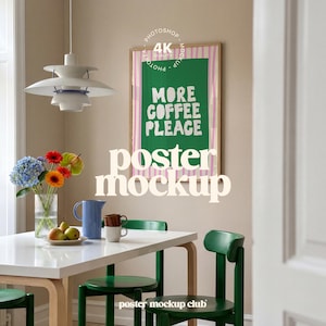 Puede incluir: Escena de comedor con una mesa blanca, sillas verdes y un póster enmarcado que dice "MORE COFFEE PLEASE". Un jarrón con flores y una jarra azul están sobre la mesa. Una moderna lámpara colgante cuelga encima.