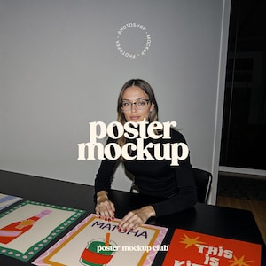 Maqueta de póster con persona, maqueta de marco de obra de arte, mujer con póster, maqueta de varios pósteres, maqueta de mujer con marco, The Poster Club