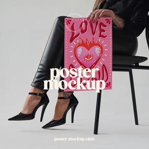 Maqueta de póster con persona, maqueta de marco de obra de arte, maqueta de mujer con marco, maqueta de marco de fotos, maqueta de papel, The Poster Club, DIN A2