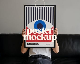 Vrouw met postermodel, mockup kunstwerklijst, zwarte lijstmodel, fotolijstmodel, vrouw met poster, lijstmodel voor bank, DIN A2