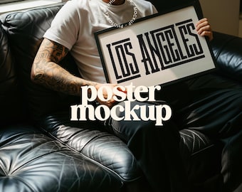 Puede incluir: Un póster enmarcado en negro con el texto "LOS ANGELES" en una fuente audaz y estilizada. El póster lo sostiene una persona sentada en un sofá de cuero negro. Las palabras "poster mockup" se muestran en una fuente grande debajo.