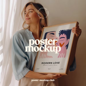 Poster Mockup mit Person, Kunstwerk Rahmen Mockup, Frau hält Rahmen Mockup, Bilderrahmen Mockup, digitale Rahmen, The Poster Club, DIN A2