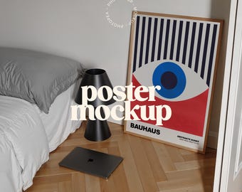 Könnte beinhalten: Ein schwarz-weißes Poster mit einem roten und blauen Augenmotiv. Das Poster ist in Holz gerahmt und trägt den Text "Bauhaus" und "Abstrakte Kunst". Das Poster hängt an einer weißen Wand in einem Schlafzimmer.