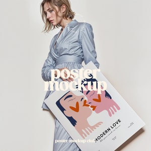 Frau mit Poster, Frau hält Rahmen Mockup, Kunstwerk Rahmen Mockup, Poster Mockup mit Person, Werbeplakat Mockup, Papier Mockup