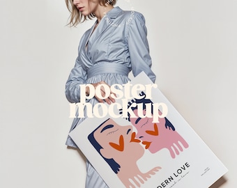 Vrouw met poster, vrouw met framemodel, mockup kunstwerklijst, postermodel met persoon, reclamepostermodel, papieren model