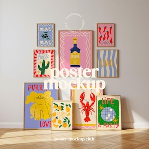 以下が含まれることがあります： カラフルなイラストが描かれた額入りのアートプリントのコレクション。オリーブ、サボテン、ラム酒のボトル、唐辛子、猫、レモン、ロブスター、ディスコボールの画像が含まれています。プリントは白い壁に表示されています。