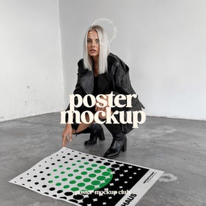 Maqueta de póster con persona, maqueta de marco de obra de arte, mujer con póster, maqueta de póster de moda, maqueta genial, maqueta artística, maqueta de papel