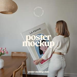 Poster Mockup Mit Person, Rahmen Mockup, Frau Hält Rahmen Mockup, Bilderrahmen Mockup, Realistischer Kunstrahmen Mockup, The Poster Club