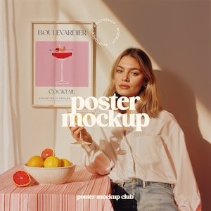 Cocktail Poster Mockup, Frau mit Poster, Preppy Bilderrahmen, Fotorahmen Mockup, Mockup Poster, Kunstwerk Rahmen Mockup, DIN A4, ISO DIN