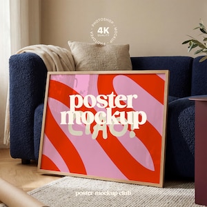 Könnte beinhalten: Gerahmter Poster-Mockup mit einem lebendigen abstrakten Design in Rot und Rosa, mit den weißen Worten "poster mockup". Das Poster befindet sich in einem hellen Holzrahmen und liegt auf einem Teppich. Der Text "CIAO!" ist ebenfalls sichtbar.