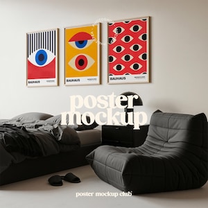 Könnte beinhalten: Eine weiße Keramik-Tasse mit schwarzem Henkel und dem Text "But First, Coffee" in schwarzer, fetter Schrift. Die Tasse steht auf einer Holzoberfläche. Die Tasse ist etwa 10 cm hoch.