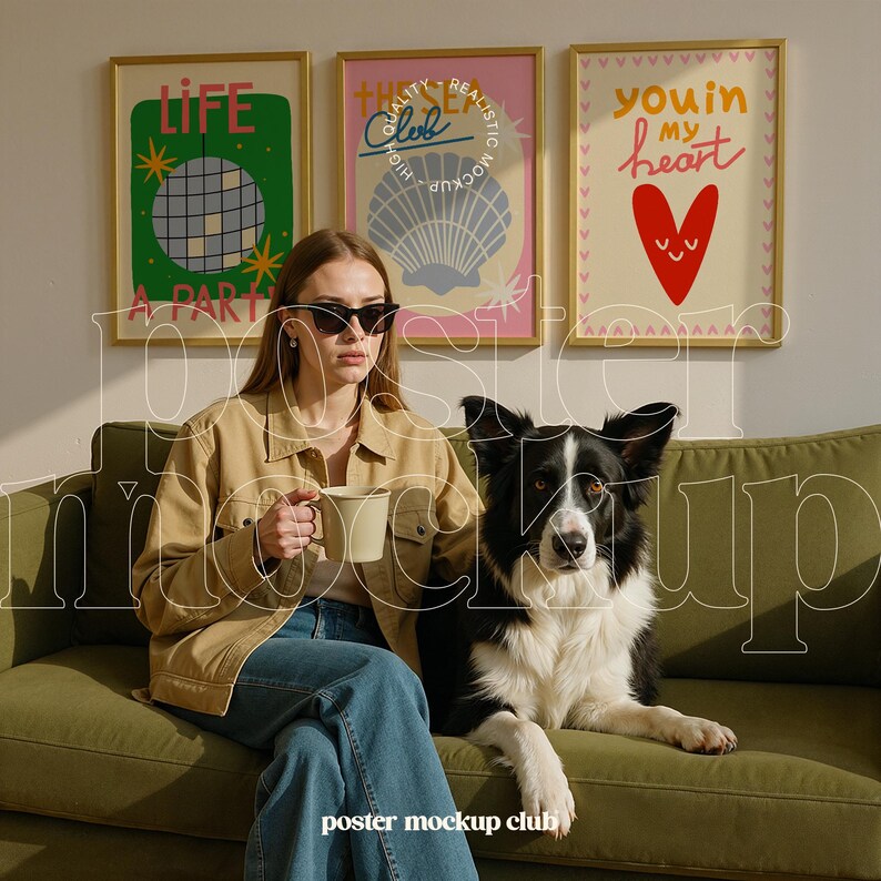 Pu&ograve; includere: Tre poster colorati con cornici dorate appese a un muro bianco. I poster presentano illustrazioni di una palla da discoteca, una conchiglia e un cuore. Una donna e un cane sono seduti su un divano verde di fronte ai poster.