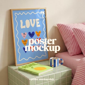 以下が含まれることがあります： 白い文字で「LOVE」と書かれた額入りのポスター。青い縁とカラフルなハートのイラストが描かれています。 「ROME」の文字とレモンのイラストが入った本、青と白のストライプのマグカップ、ピンクの枕も見えます。