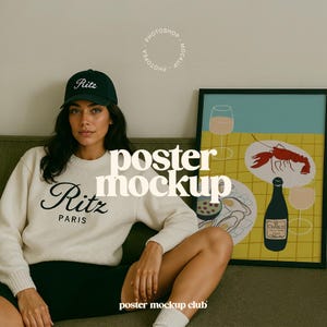 Poster Mockup Mit Person, Frau mit Poster, Y2K Rahmen Mockup, Kunstwerk Rahmen Mockup, Preppy Poster Mockup, Cooles Poster Mockup, DIN A2