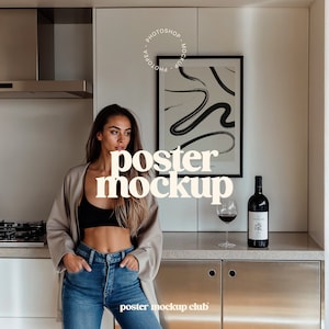 Poster Mockup mit Person, Kunstwerk Rahmen Mockup, Rahmen Mockup mit Frau, Skandinavische Küche, Bilderrahmen Mockup, The Poster Club