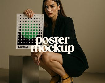 Postermodel met persoon, mockup voor poster, mockup kunstwerklijst, mockup fotolijst, postermodel vrouw met poster, mockup A4-papier