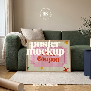 Puede incluir: Maqueta de póster enmarcado con las palabras "poster mockup" y "Love Coupon" en una fuente retro. El póster está sobre un sofá verde con una manta y una almohada beis. La habitación tiene una paleta de colores neutros.