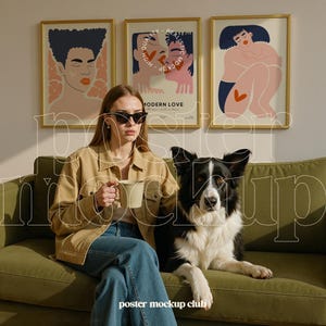 Pu&ograve; includere: Una donna con occhiali da sole e una giacca marrone &egrave; seduta su un divano verde con un cane bianco e nero. Tre poster incorniciati con arte astratta sono appesi al muro dietro di loro. I poster presentano illustrazioni colorate di persone e cuori. Il testo sul poster centrale dice "MODERN LOVE".