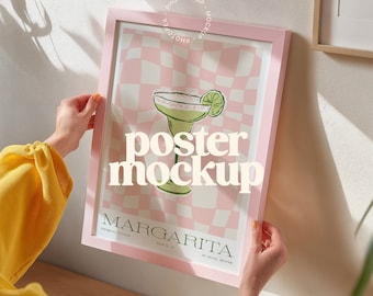 Mockup di poster con cornice rosa e persona per decorazione murale (PSD, JPG)