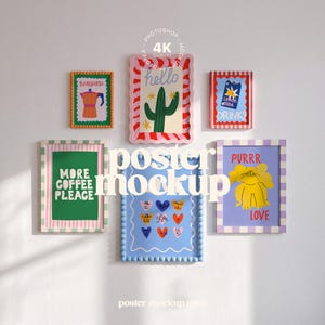 Puede incluir: Una colección de seis marcos de pared rectangulares con ilustraciones coloridas. Los grabados incluyen una cafetera moka, un cactus, una lata de refresco de limón, el texto MORE COFFEE PLEASE, corazones con caras y un gato amarillo.