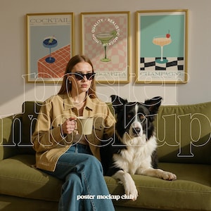Pu&ograve; includere: Una donna con occhiali da sole e una giacca marrone &egrave; seduta su un divano verde con un cane bianco e nero. Tre poster incorniciati con illustrazioni di cocktail sono appesi al muro dietro di loro. I poster sono intitolati "Cocktail", "Margarita" e "Champagne".