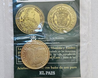 Könnte beinhalten: Eine Goldmünze mit einem Porträt von Fernando VII., König von Spanien, auf der einen Seite und dem spanischen Wappen auf der anderen. Die Münze ist mit "Fernando VII." und "1810" beschriftet und Teil einer Sammlung mexikanischer Münzen.