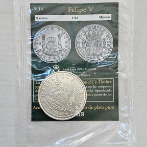 以下が含まれることがあります： 1743 年の銀貨で、スペイン国王フェリペ 5 世の肖像と「8 reales」と「メキシコ」の文字が刻まれています。コインは、緑と白のラベルが付いたプラスチック製の袋に入っています。ラベルには「Real Casa de la Moneda Nacional」と「Moneda y Timbre」と書いてあります。