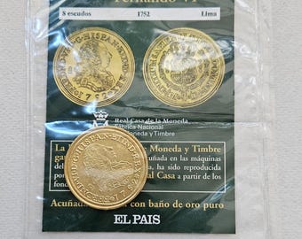 Könnte beinhalten: Eine goldfarbene Münze mit dem Text "OVID-G-HISPANA ET IND REX" und "1752" darauf. Die Münze befindet sich in einem Plastikbeutel mit einer Karte, auf der "Fernando VI, 8 Escudos, 1752, Lima" steht.