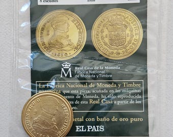 Könnte beinhalten: Eine Goldmünze mit dem Porträt von Fernando VII., König von Spanien, auf der einen Seite und dem spanischen Wappen auf der anderen. Die Münze ist mit 1810 datiert und trägt die Aufschrift "8 escudos". Die Münze ist Teil einer Sammlung spanischer Münzen der Real Casa de la Moneda.