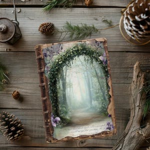 Może przedstawiać: Dziennik w stylu vintage z brązową skórzaną okładką i wzorem kwiatowym. Okładka przedstawia obraz zielonego łuku prowadzącego do mglisty las.