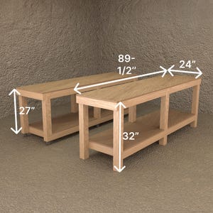 Op de afbeelding: Twee lichtgekleurde houten banken. Elke bank heeft een rechthoekige bovenkant, een onderste plank en vier vierkante poten. De banken zijn 227 cm lang, 61 cm breed en 69 cm hoog. De plank is 81 cm van de grond.