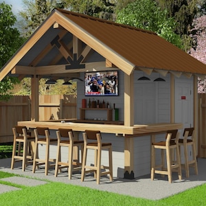 Puede incluir: Un bar exterior de madera con un televisor de pantalla plana, un mostrador de bar con taburetes y un techo marrón. El bar está rodeado de una valla de madera y hierba verde.