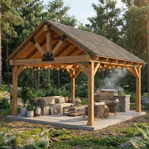 Puede incluir: Un cenador de madera para exteriores con techo de tejas, luces de cadena y una parrilla incorporada. El cenador cuenta con una zona de estar con sofá, sillas y una mesa de centro. La estructura está rodeada de vegetación y árboles.