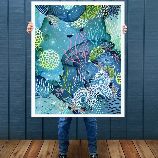 Könnte beinhalten: Ein gerahmter Druck eines farbenfrohen abstrakten Illustration von Korallenriffen. Das Kunstwerk zeigt eine Vielzahl von blauen, grünen und rosa Farbtönen mit komplizierten Details von Korallen und anderen Meereslebewesen.