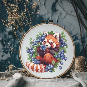 Padrão de ponto cruz de panda vermelho download instantâneo de PDF - Panda vermelho com mirtilos aquarela ponto cruz bordado à mão animais