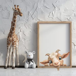 Può includere: Una statuetta di giraffa in legno con macchie marroni e bianche è accanto a un orsacchiotto bianco con un fiocco nero. Una stampa incorniciata mostra una capra dei cartoni animati. Sfondo bianco strutturato.