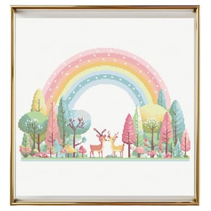 Puede incluir: Arte de punto de cruz que representa un arcoíris sobre una escena de bosque caprichosa. El diseño incluye árboles en varios colores pastel, dos ciervos y un marco dorado.